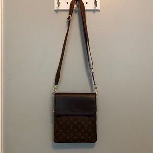 Gorgeous Louis Vuitton like new unisex vintage crossbody bag